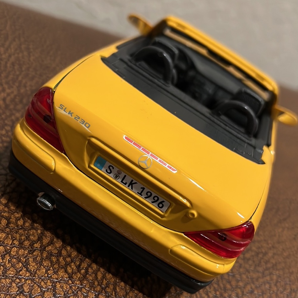 Mercedes Benz SLK 1:18 Classic and Rare Speeding Yellow Sports Race car! - Picture 5 of 8